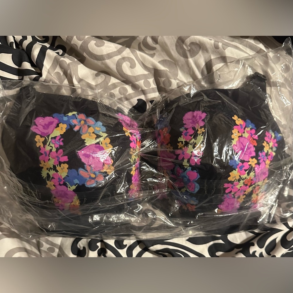 NEW VS PINK Black Floral Everyday Bra